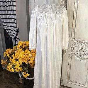 Sweet Vintage Elegant White Lace Nightgown